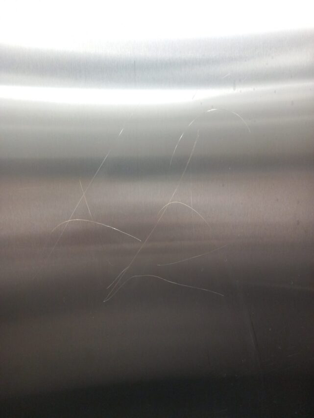 Budinti naktį ramino girtaujančią kompaniją, o iš ryto pastebėta suraižyta lifto kabina.