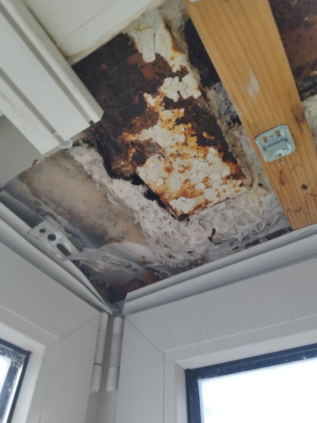 Namo fasadas avarinės būklės. Jo tvarkymas yra privalomas.